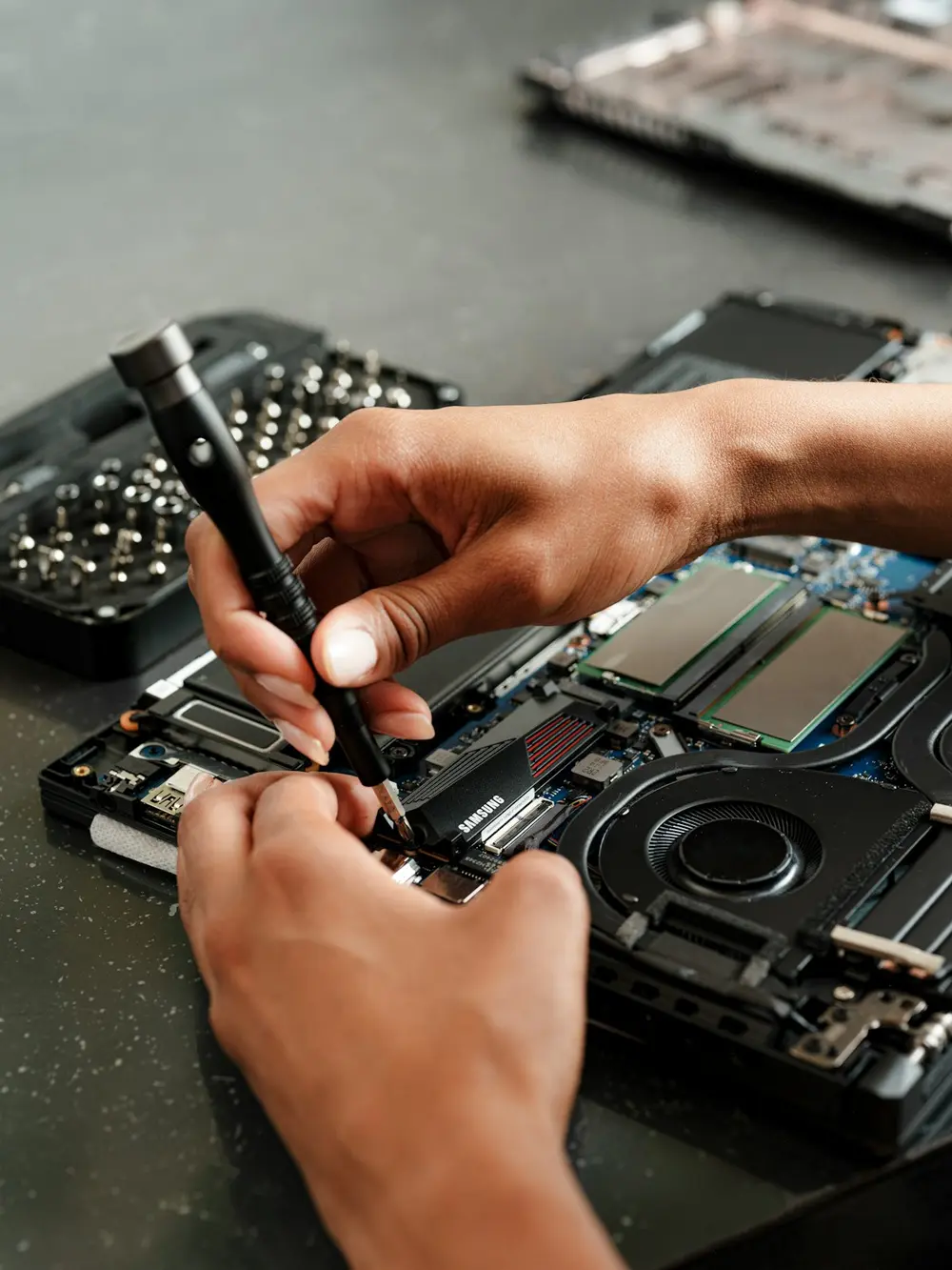 Técnico reparando una laptop